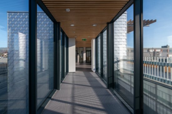 Presklené prechody privádzajú do interiéru veľké množstvo denného svetla. Foto: Jiří Hloušek Photo