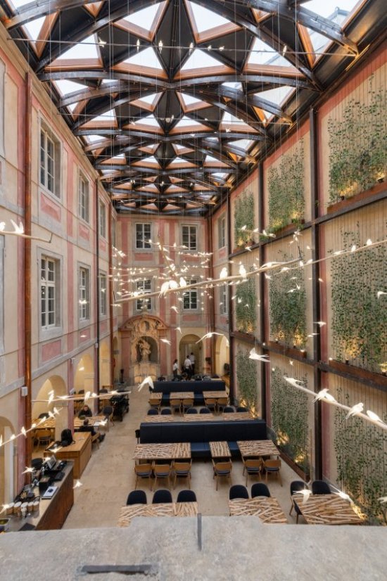 Zasklenie dvora navrhla kancelária 20-20 Architekti a technicky ho zrealizovala spoločnosť HELUZ IZOS.