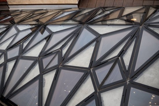 Každý kus skla bol individuálne zameraný, vyrobený a osadený tímom špecialistov HELUZ IZOS pod vedením projektového manažéra Martina Najmana.