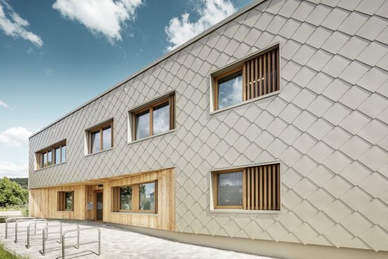 Hliníkové fasádne systémy vydržia snehové záveje, extrémne teplotné výkyvy aj akékoľvek klimatické podmienky.