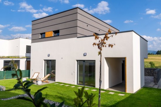 Moderné okná dokážu znížiť náklady na vykurovanie o desiatky percent. Pri dnešných cenách energií sa návratnosť investície pohybuje okolo 8 rokov. Foto: MADCAT Production