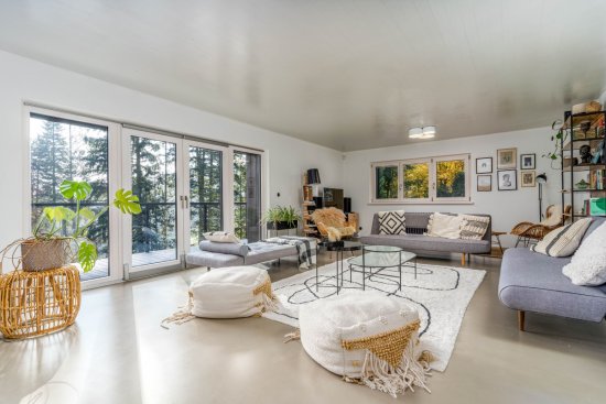 Cez deň však žalúzie nechajte vytiahnuté, aby slnečné lúče mohli prirodzene zohrievať interiér. Foto: Martin Šrajer pre 3K Architects