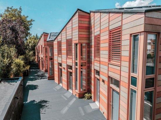 Fasády rezidenčného projektu Stables Yard v Beckenhame sú obložené vláknocementovými doskami Swisspearl, ktoré podčiarkujú udržateľný a súčasný charakter zástavby.