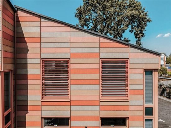 Fasáda v projekte Stables Yard podporuje technické aj estetické kvality stavby. Zároveň podčiarkuje udržateľný charakter rezidenčného bývania v hustej mestskej zástavbe.