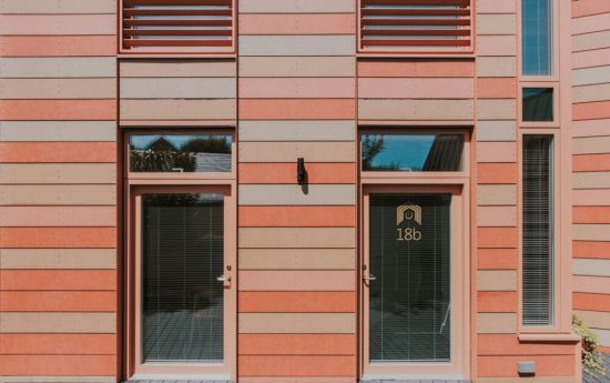 Použité vláknocementové dosky Swisspearl ponúkajú materiálovo stabilné a dlhodobo udržateľné fasádne riešenie s vysokou odolnosťou a prirodzenou patináciou.