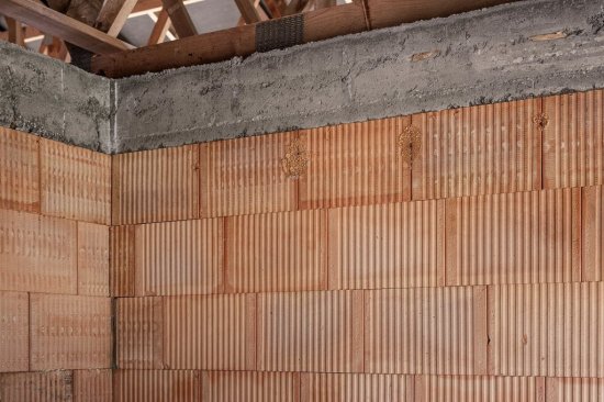 Keramické murivo umožňuje bezproblémové napojenie na pôvodnú stavbu.