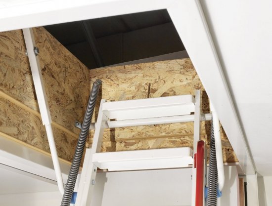 Spodné veko podkrovných schodov Wippro je zateplené 10 cm hrubou vrstvou kamennej vlny, ktorá účinne obmedzuje únik tepla. Pri použití doplnkového izolačného krytu sa izolačné vlastnosti ešte zlepšia a prispievajú k vyššej energetickej efektivite domu.