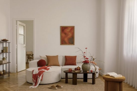 Nebojte sa výrazných farieb v interiéri. Aj malé akcenty, ako sú okrové doplnky, dokážu výrazne zmeniť atmosféru priestoru. Zdroj: Followtheflow, Shutterstock