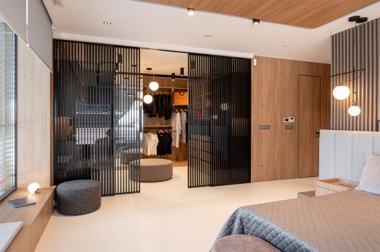 Posuvné dvere IDEALINE VERTICAL v posuve do stropu PREMIUM