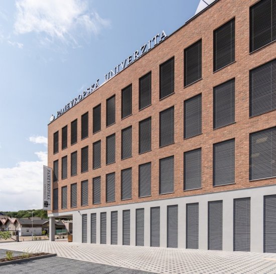 Fasáda z lícových tehál Terca Pastorale odkazuje na priemyselnú minulosť lokality.