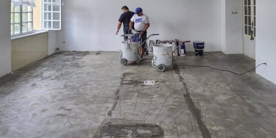 Nasledovalo zacelenie škár a aplikovanie penetrácie.