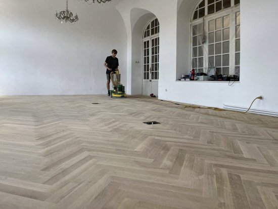 Ďalšími krokmi bolo brúsenie, tmelenie a kefovanie.