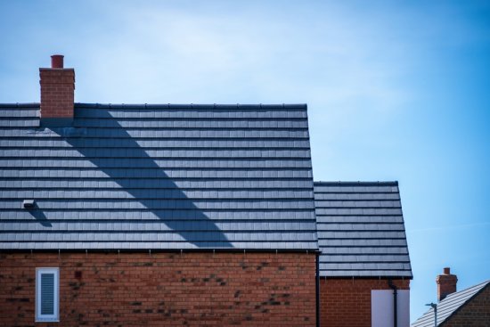 Túžite po nadčasovom vzhľade a riešení, ktoré vydržia roky? S bridlicou máte istotu, že dom bude vyzerať skvele aj za desiatky rokov. Zdroj: Jevanto Productions, Shutterstock