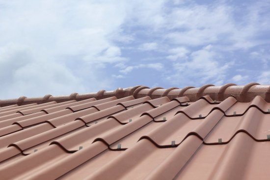 Nízka hmotnosť robí z vláknocementovej krytiny obľúbenú voľbu pri rekonštrukciách, najmä tam, kde nie je priestor na väčšie zásahy do krovu. Zdroj: Phoyen Chatta, Shutterstock