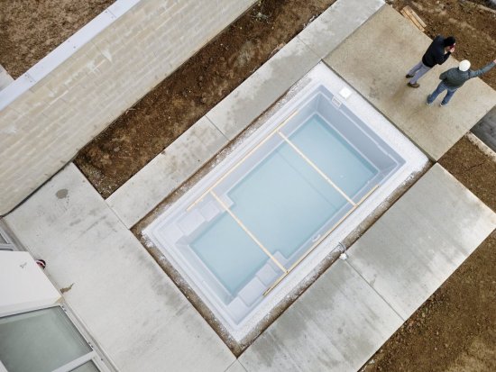 Konzistencia izolačnej hmoty nedovoľuje vznik žiadnych vzduchových vreciek či skulín, ktoré by znižovali tepelnoizolačný účinok materiálu a znižovali tuhosť a pevnosť izolácie.