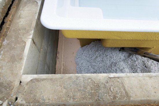 Všetky rozvody či technologické zariadenia hmota ThermoWhite jednoducho obtečie a odizoluje. Samotné liatie je veľmi rýchle a prebieha pri jednom bazéne niekoľko desiatok minút.