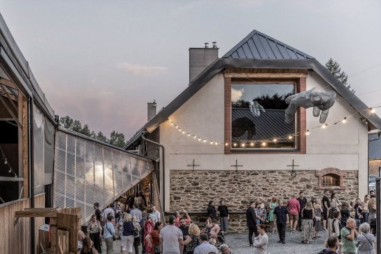 Architektúra Voděrádok vzniká živelne a slobodne. Vďaka vlastnej stavebnej firme investora môže architekt reagovať priamo na stavbe a nechať projekt prirodzene rásť.