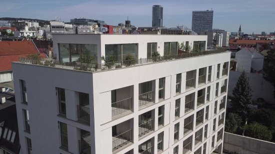 Za návrhom stojí Ing. arch. Michal Diviš, pre ktorého je typická udržateľná architektúra a citlivá práca s materiálmi.