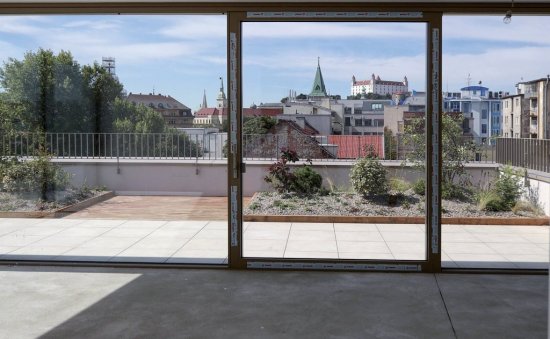 Kombinácia architektonického prístupu, moderných technológií a vhodne zvolených konštrukčných riešení umožnila vytvoriť pokojné bývanie vo vnútri mestského bloku.