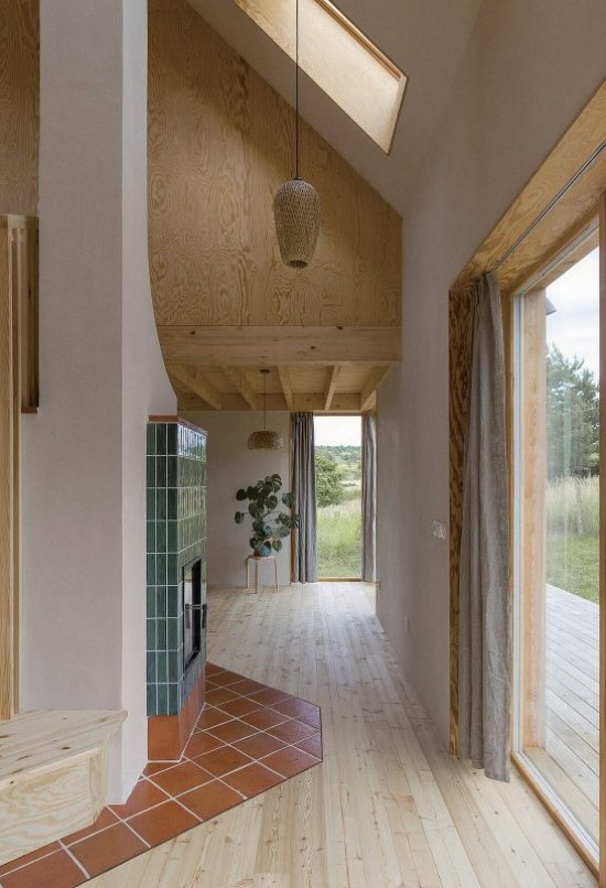 Casa De Mi Luna je zasadená do krajiny Karlštejna, odkiaľ sa otvárajú výhľady na údolie Berounky a hrad Karlštejn. Dom je postavený z prefabrikovaných slamených panelov Ecococon s hlinenými omietkami, vápennou fasádou, smrekovcovým obkladom a tradičnou bobrovou taškou.