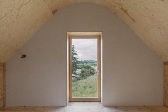 Z interiéru sú panely omietnuté hlinenou omietkou a hlineným štukom.