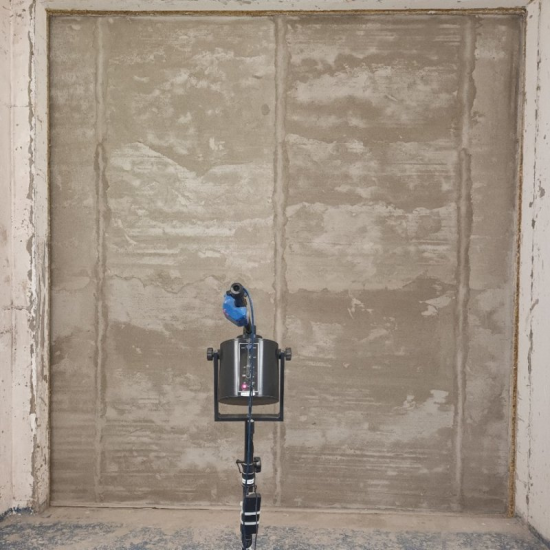 Odporúčané sú elektroinštalačné krabice so zvýšenou akustickou izoláciou, ktoré majú pevnejší obal a membránu na prestup káblov.