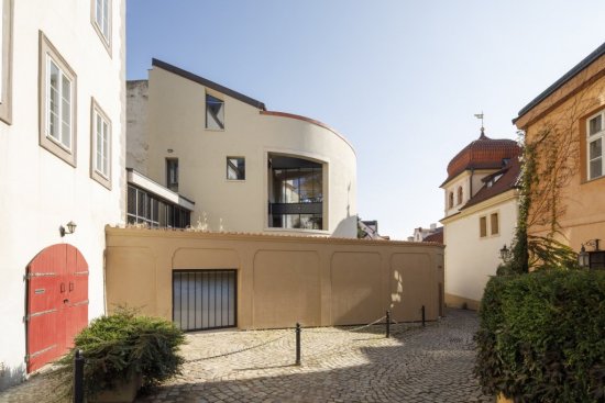 Architektúra domu vychádza z tvaru pozemku lemovaného niekoľkokrát zalomeným obvodovým múrom, ktorý v pôdoryse pripomína písmeno D.