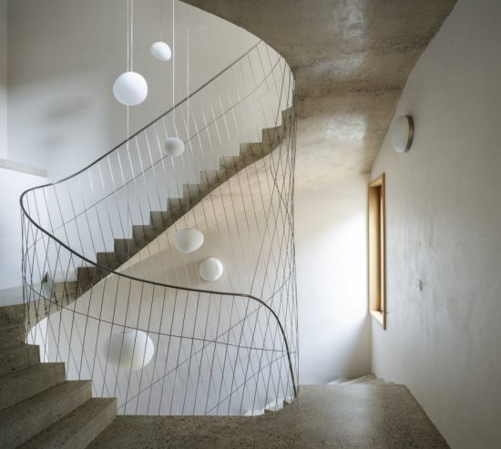 Schodisko je vyhotovené z monolitického bieleho betónu.