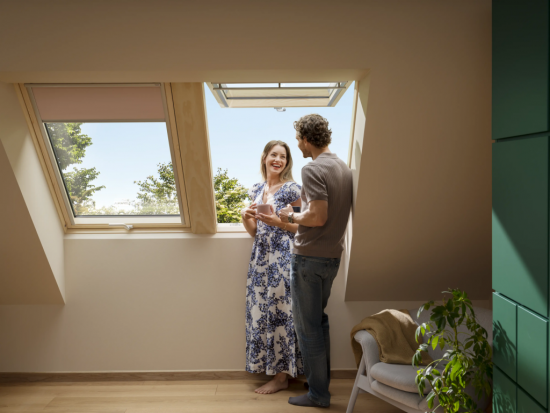 Výklopná konštrukcia maximalizuje ako vizuálne prepojenie s exteriérom, tak aj využiteľnú výšku interiéru.