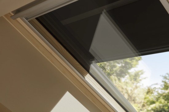 Výklopno-kyvné strešné okná VELUX je možné doplniť o rolety a inteligentné systémy, ktoré zaisťujú komfort a príjemnú vnútornú klímu po celý rok.