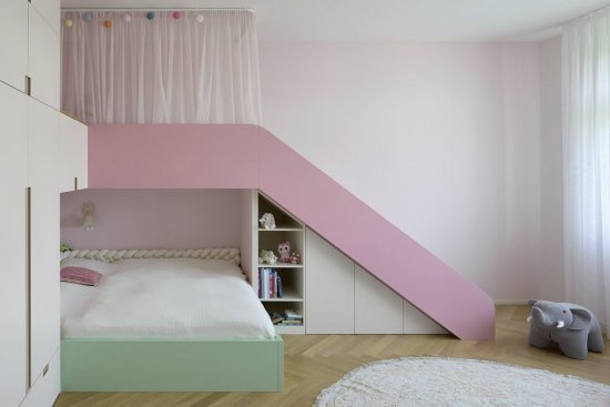 Detská izba sa od ostatných častí domu líši odvážnejším použitím farieb a mäkším výrazom.