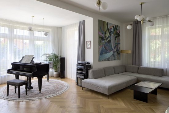 Medzi obývacou izbou a kuchyňou zostala zachovaná a zrenovovaná pôvodná zostava s posuvnými dverami.