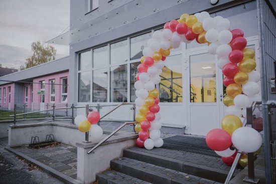 Nové spojovacie krčky pôsobia sviežo a vzdušne. Veľké okná zaisťujú dostatok denného svetla a výhľad na detské ihrisko, steny zdobia veselé výtvory detí.