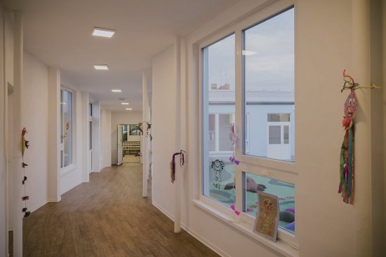 V novej prístavbe vznikla vstupná šatňa určená len na topánky. Deti sa tu po príchode prezujú a do ďalších šatní si potom odkladajú oblečenie.