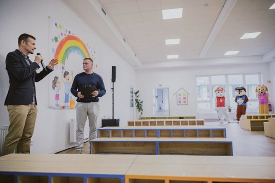 Škôlka má teraz aj dve nové triedy, ktoré deťom ponúkajú svetlé, priestranné a útulné prostredie pre hranie i učenie.