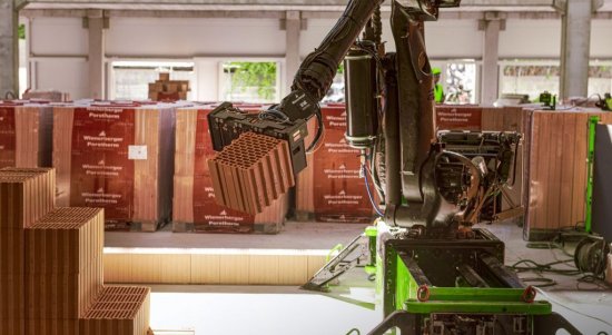 Robotické murovanie svojou rýchlosťou a presnosťou šetrí peniaze investorov a minimalizuje chyby.