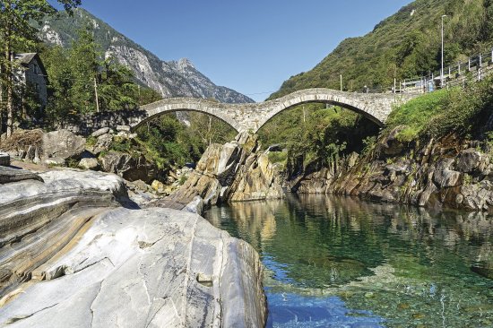 Len pár kilometrov od Corippa leží ikonický kamenný most Ponte dei Salti v Lavertezze, jedno z najznámejších miest celého údolia Verzasca. Zdroj: Pelé61, shutterstock 