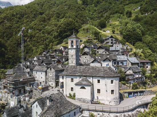 Kamenné domy s bridlicovými strechami dodávajú Corippu typický vzhľad a jeho zvláštne čaro. Zdroj: YueStock, shutterstock