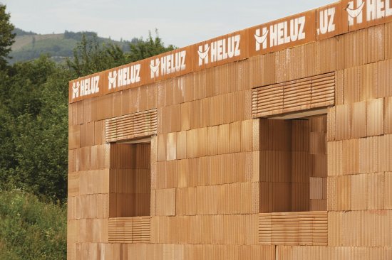Tehly HELUZ majú masívnu konštrukciu, vďaka ktorej sú pevné a dobre držia teplo – v zime pomáhajú šetriť na vykurovaní a v lete chránia dom pred horúčavou. Zároveň dobre „dýchajú“, takže v interiéri udržiavajú príjemnú vlhkosť a zdravú mikroklímu.