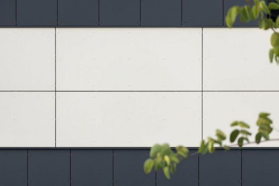 Dominantným architektonickým prvkom objektu je fasáda, ktorá využíva horizontálne pásy vláknocementových dosiek v kontrastnom spojení svetlých a tmavých odtieňov.