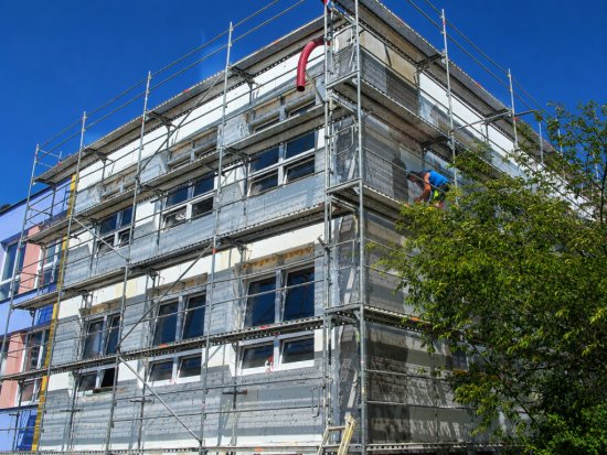 Na budove školy pokračujú práce na zateplení fasády. Objekt je obklopený lešením a remeselníci postupne dokončujú jednotlivé časti plášťa. Zdroj: Mgr. Zdeněk Svoboda