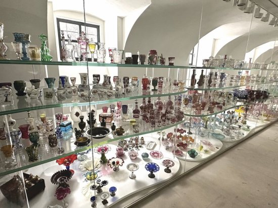 V expozícii Galéria na Milovskej huti uvidíte 1000 sklárskych exponátov zo 17.-21. storočia.
