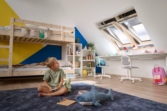 Strešné okná VELUX privádzajú do podkrovia denné svetlo a čerstvý vzduch, takže aj detská izba pod strechou pôsobí vzdušne, príjemne a plnohodnotne.