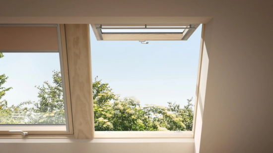 Výklopno-kyvné strešné okno VELUX otvára interiér smerom von a posilňuje prepojenie podkrovia s okolitou krajinou.