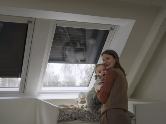 Vonkajšie rolety VELUX pomáhajú regulovať svetlo aj teplo v podkroví a chránia interiér pred prehrievaním.
