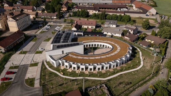 O návrh stavby sa postaral architekt Jaromír Chmelík.