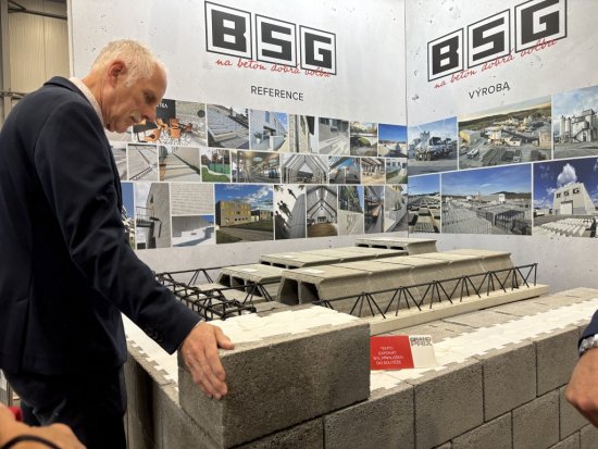 Hneď pri vstupe nás zaujala prezentácia spoločnosti BSG, ktorá je popredným českým výrobcom betónových prefabrikátov a stavebných riešení s tradíciou od roku 1996.