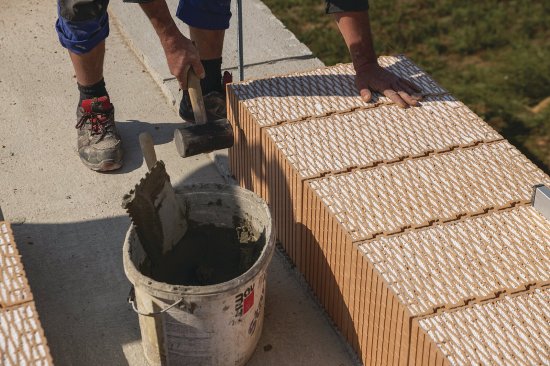 Moderné murovanie nie je len o tehlách. HELUZ SIDI zjednodušuje aplikáciu malty a šetrí čas pri realizácii hrubej stavby.