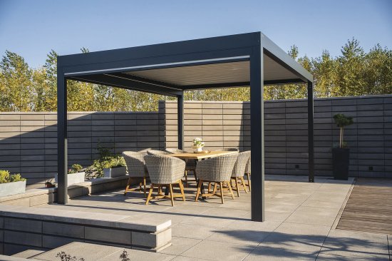Bioklimatická pergola vám spríjemní posedenie pri dome aj počas horúcich dní. Otočné lamely umožňujú regulovať množstvo slnka aj prúdenia vzduchu a pomáhajú tak udržať pod pergolou príjemné prostredie.