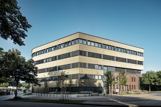 Dopadajúce svetlo počas dňa zvýrazňuje jednotlivé hrany profilu a fasáde zakaždým prepožičiava trochu iný vzhľad.
